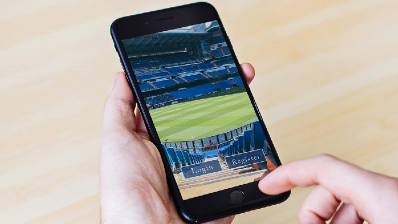 How do you read football betting odds and calculate potential returns?